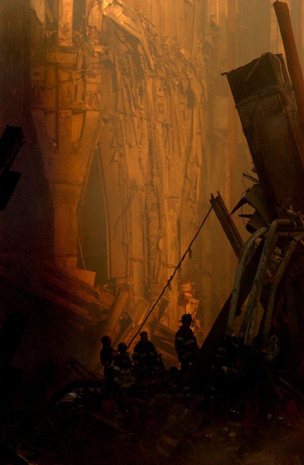 El 14 de septiembre de 2001, los rescatistas seguían realizando operaciones de búsqueda, descendieron profundamente entre los escombros del World Trade Center en Nueva York. - Sputnik Mundo