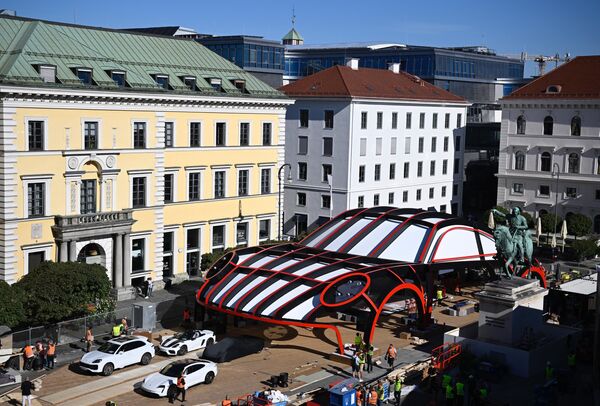 Un stand con la forma de un coche Porsche aparece en el recinto de movilidad Open Space de la plaza Wittelsbacher en Múnich, Alemania. - Sputnik Mundo
