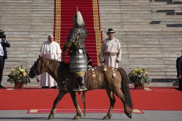 El presidente de Mongolia, Ukhnaagiin Khurelsukh (dcha.) y el papa Francisco se reúnen frente al edificio gubernamental Saaral Ordon, en la plaza Sukhbaatar de la capital mongola de Ulán Bator.  - Sputnik Mundo