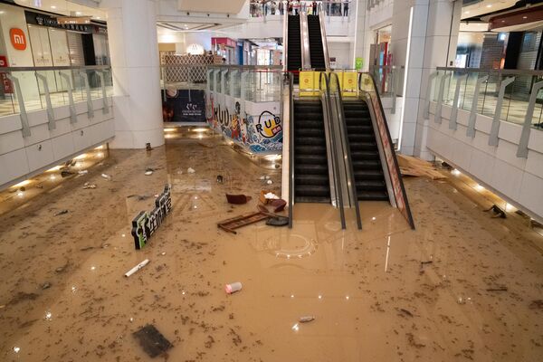 El agua de las inundaciones cubre el suelo de un centro comercial en Hong Kong, China. - Sputnik Mundo