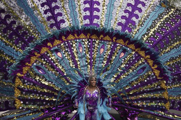 Una bailarina disfrazada participa en el desfile del Día de las Indias Occidentales, en EEUU.  - Sputnik Mundo