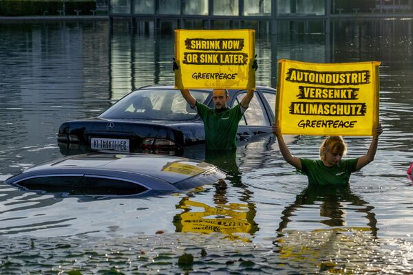 Activistas de la organización ecologista Greenpeace ahogaron coches en un pequeño lago durante el primer día de la feria del automóvil Salón del Automóvil de Fráncfort (IAA Mobility, en inglés) en Múnich, Alemania. - Sputnik Mundo