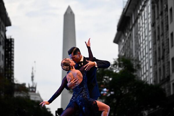 Los bailarines de tango Evguenia Samóilova y Luis Squicciarini compiten en la ronda final de la categoría Escenario del Campeonato Mundial de Tango en Buenos Aires, Argentina. - Sputnik Mundo