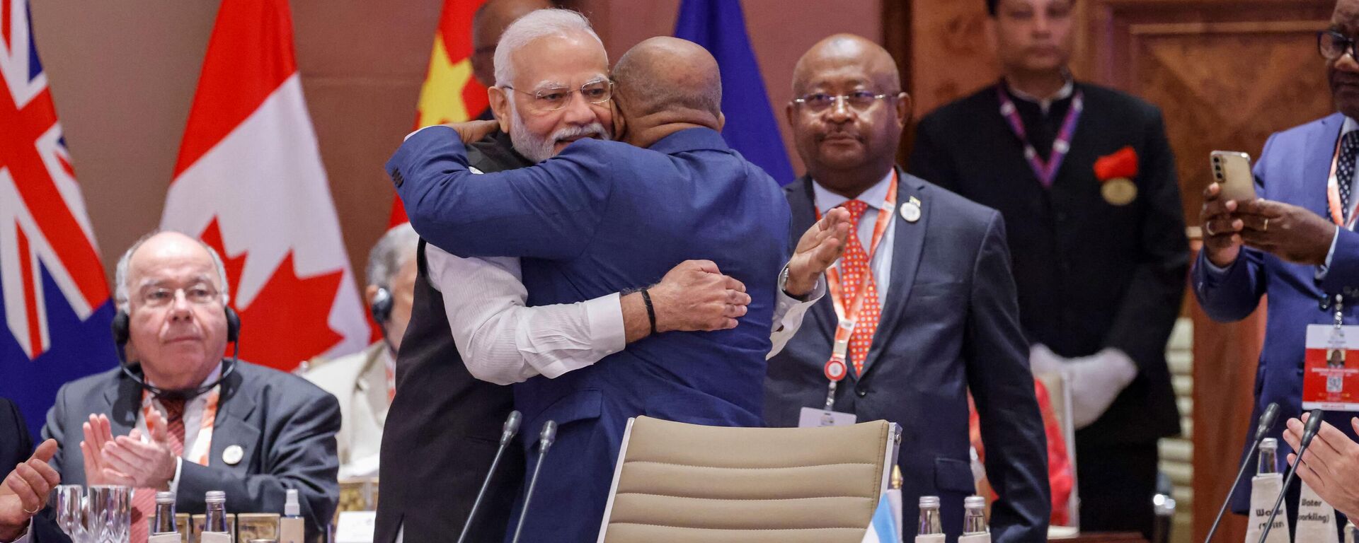  Azali Assoumani, el presidente de la Unión Africana y de Comoras(dcha.), y el primer ministro de la India, Narendra Modi, se abrazan durante la primera sesión de la Cumbre de Líderes del G20, el 9 de septiembre de 2023  - Sputnik Mundo, 1920, 09.09.2023