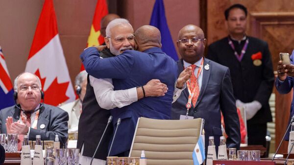  Azali Assoumani, el presidente de la Unión Africana y de Comoras(dcha.), y el primer ministro de la India, Narendra Modi, se abrazan durante la primera sesión de la Cumbre de Líderes del G20, el 9 de septiembre de 2023  - Sputnik Mundo