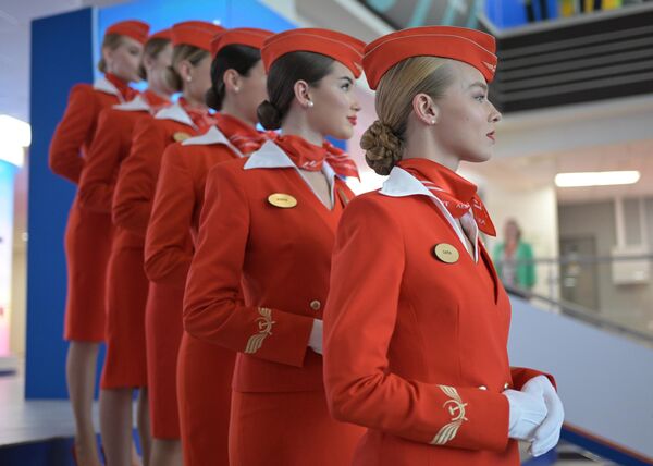 Azafatas de la mayor compañía aérea rusa Aeroflot en el Foro Económico Oriental. - Sputnik Mundo