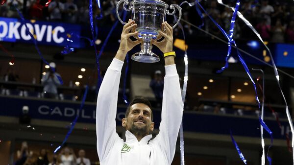 El tenista serbio Novak Djokovic alza el trofeo del US Open 2023 - Sputnik Mundo