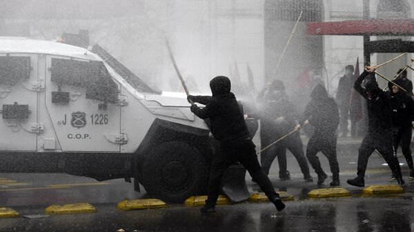 Столкновение демонстрантов с полицией во время митинга-марша в ознаменование 50-летия военного переворота, Сантьяго, Чили - Sputnik Mundo