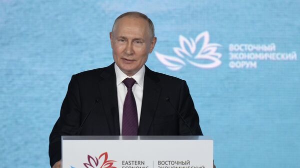Vladímir Putin, presidente ruso en el Foro Económico Oriental en Rusia - Sputnik Mundo