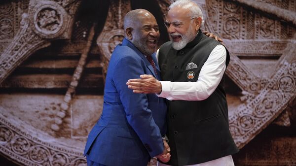 El presidente de la Unión Africana y presidente de la Unión de las Comoras, Azali Assoumani, y el primer ministro indio Narendra Modi en la Cumbre del G20 - Sputnik Mundo