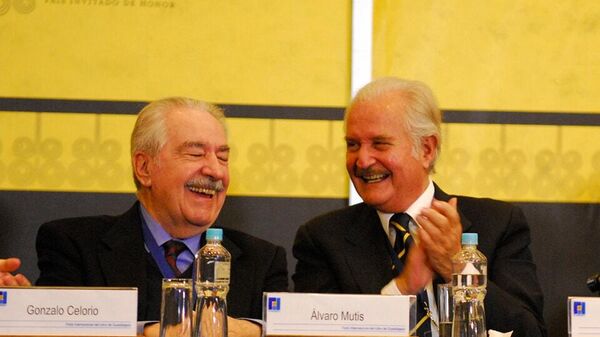 Los escritores Álvaro Mutis, de Colombia, y Carlos Fuentes, de México, en una edición de la Feria del Libro de Guadalajara - Sputnik Mundo