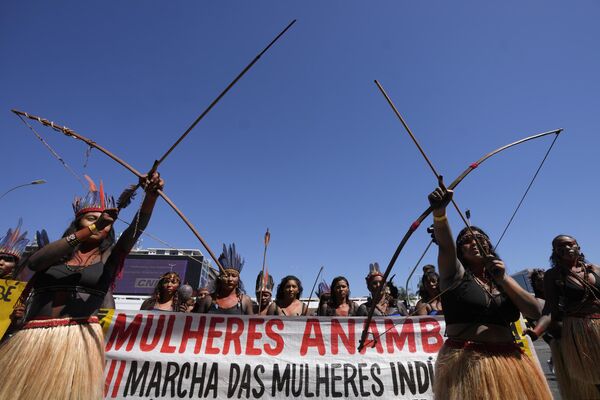 Mujeres de la tribu anambe se unen a otras indígenas de todo Brasil para marchar por el fortalecimiento de su rol político en el país.En la foto: las manifestantes sostienen una pancarta con el lema escrito en portugués &#x27;Mujeres anambe, marcha de las mujeres indígenas&#x27;. - Sputnik Mundo