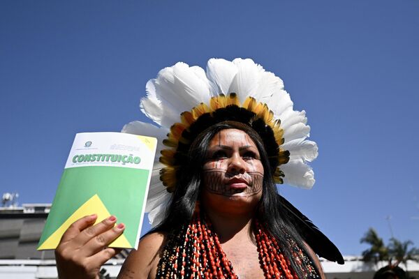 Una autóctona brasileña durante la 3.ª Marcha de Mujeres Indígenas. - Sputnik Mundo