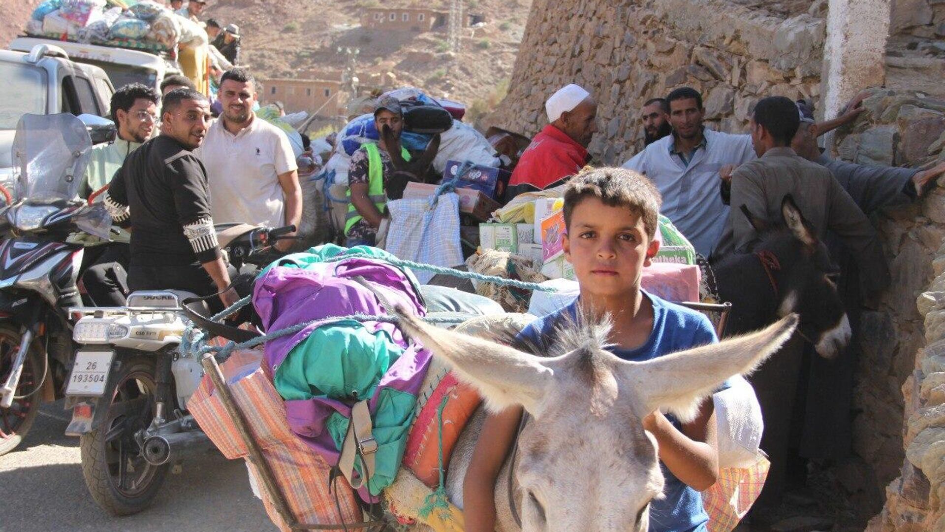 Adultos y niños participan en el reparto de ayuda en las montañas afectadas por el terremoto de Marruecos, 15 de septiembre de 2023 - Sputnik Mundo, 1920, 15.09.2023
