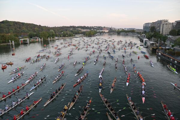Varias personas reman por el río Sena durante la competición anual de remo La Traversee de París, en Francia. El evento reune a más de 1.000 participantes y unos 230 botes.  - Sputnik Mundo