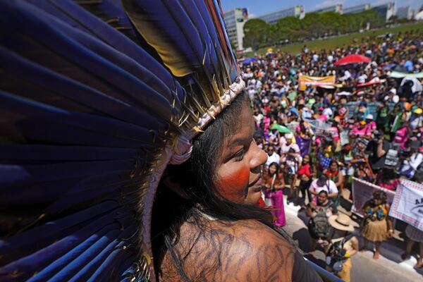 La ministra brasileña de Pueblos Indígenas, Sonia Guajajara, se dirige a las mujeres indígenas de todo el país reunidas para una marcha al final de un evento para fortalecer el papel político de las mujeres indígenas en la capital brasileña de Brasilia. - Sputnik Mundo