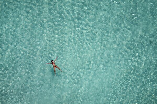 Una mujer nada en una playa de la isla de Madrisquí, en el archipiélago de Los Roques, Venezuela. - Sputnik Mundo