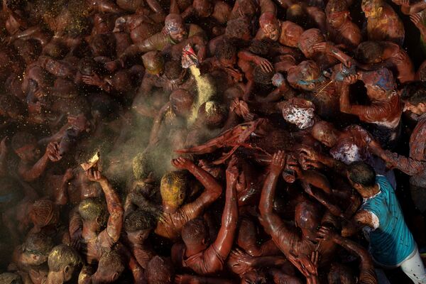 Personas cubiertas de grasa negra salpican pinturas de colores mientras participan en el festival Cascamorras en España.  - Sputnik Mundo