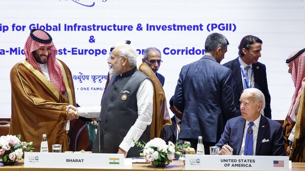 El príncipe heredero de Arabia Saudita, Mohammed bin Salman Saud, a la izquierda, estrecha la mano del primer ministro indio, Narendra Modi, en el día de la cumbre del G20 en Nueva Delhi, la India, 9 de septiembre de 2023 - Sputnik Mundo