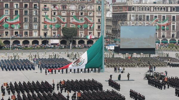 Desfile cívico militar para conmemorar la independencia de México. - Sputnik Mundo