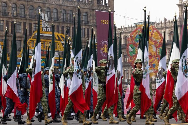 México celebró el 213 aniversario de su Independencia con el tradicional desfile militar en el Centro de la capital.  - Sputnik Mundo