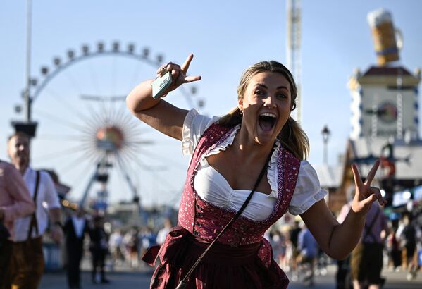 En algunos países poblados predominantemente por inmigrantes alemanes, la festividad se ha incorporado a los eventos sociales.En la foto: una participante del Oktoberfest con un vestido tradicional Dirndl. En algunos países poblados predominantemente por inmigrantes alemanes, la festividad se ha incorporado a los eventos sociales.En la foto: una participante del Oktoberfest con un vestido tradicional Dirndl. - Sputnik Mundo