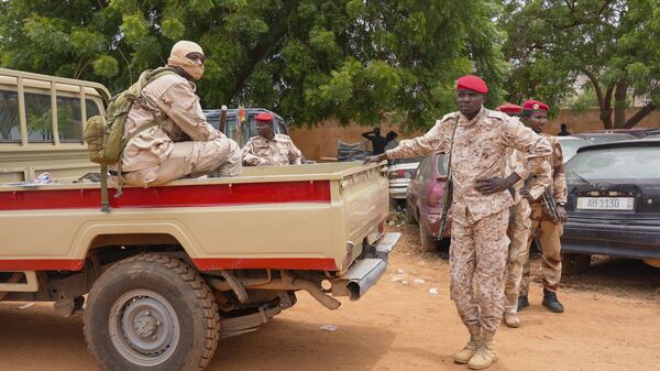 Guardias nacionales nigerinos ante las oficinas de aduanas de Niamey, Níger - Sputnik Mundo