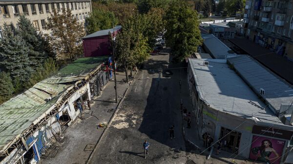 Un hombre camina por un mercado destruido tras el ataque aéreo en el centro de la ciudad de Konstantinovka, Ucrania. - Sputnik Mundo
