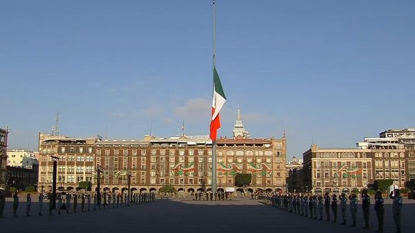 La bandera de México fue izada a media asta en señal de duelo por las víctimas de los terremotos de 1985 y 2017. - Sputnik Mundo