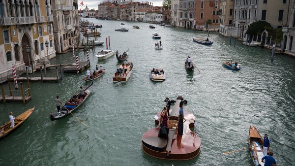 Canal de Venecia. El gran Violín de Noé del escultor veneciano Livio De Marchi realiza su viaje inaugural - Sputnik Mundo