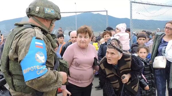 Evacuación de los habitantes de Alto Karabaj de las regiones de Mardakert, Martuni y Askeran con la participación del contingente de paz ruso - Sputnik Mundo