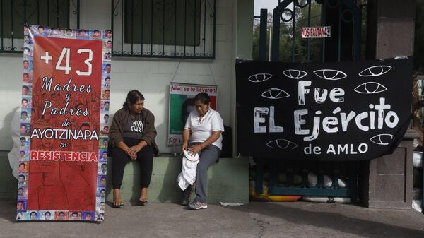 Padres y madres de los 43 normalistas desaparecidos de Ayotzinapa protestan en el Campo Militar número 1 del Ejército mexicano - Sputnik Mundo