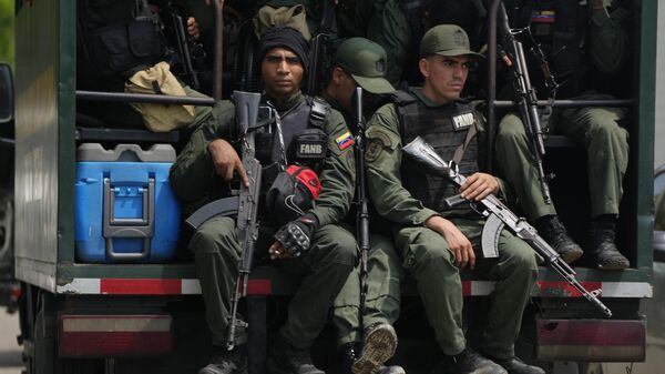 Soldados venezolanos cerca de la puerta principal del Centro Penitenciario de Tocorón durante una redada - Sputnik Mundo
