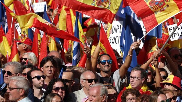 Manifestantes protestan contra una posible ley de amnistía y el actual presidente del Gobierno del país, el líder del Partido Socialista Obrero Español (PSOE), Madrid, el 24 de septiembre de 2023  - Sputnik Mundo