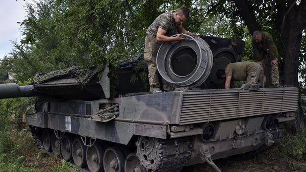 Soldados ucranianos reparan un tanque Leopard 2, el 21 de junio de 2023  - Sputnik Mundo