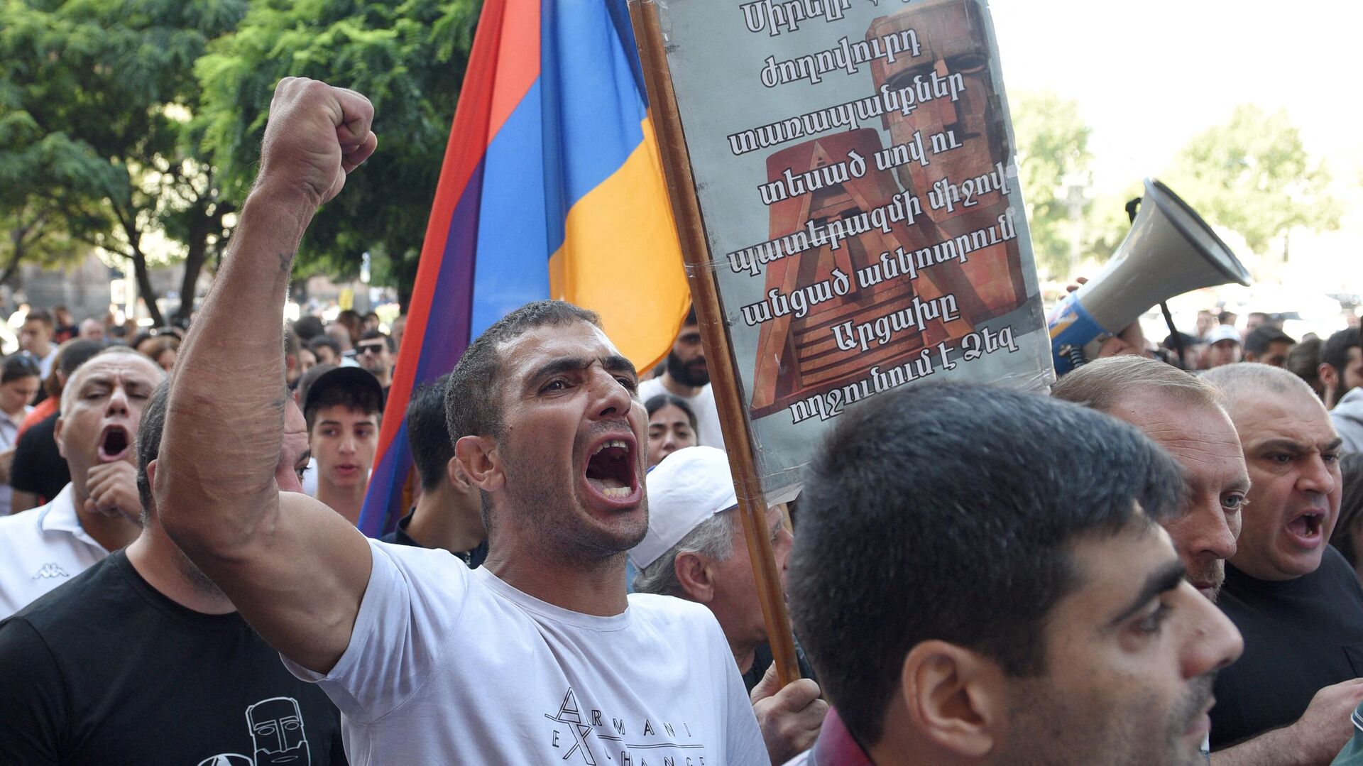 Personas participan en una concentración antigubernamental en el centro de la capital armenia de Ereván el 22 de septiembre de 2023  - Sputnik Mundo, 1920, 26.09.2023