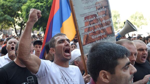 Personas participan en una concentración antigubernamental en el centro de la capital armenia de Ereván el 22 de septiembre de 2023  - Sputnik Mundo