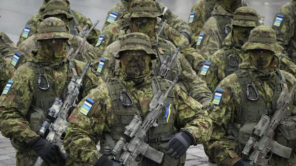 Soldados participan en un desfile militar durante las celebraciones del 105 aniversario de la República de Estonia, en Tallin, Estonia, el 24 de febrero de 2023  - Sputnik Mundo