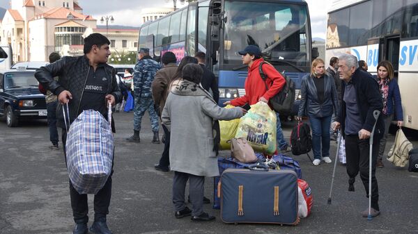 Más de 20.000 personas cruzan la frontera entre Nagorno Karabaj y Armenia - Sputnik Mundo