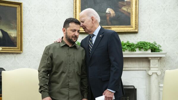 El presidente de Ucrania, Volodímir Zelenski, y el presidente de EEUU, Joe Biden, el 21 de septiembre, 2023 - Sputnik Mundo