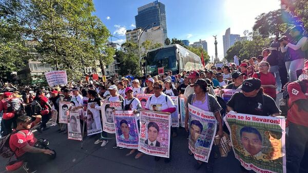 Madres y padres de los 43 estudiantes de Ayotzinapa encabezaron este martes una marcha en la CDMX para exigir justicia en el caso de la desaparición de sus hijos.  - Sputnik Mundo