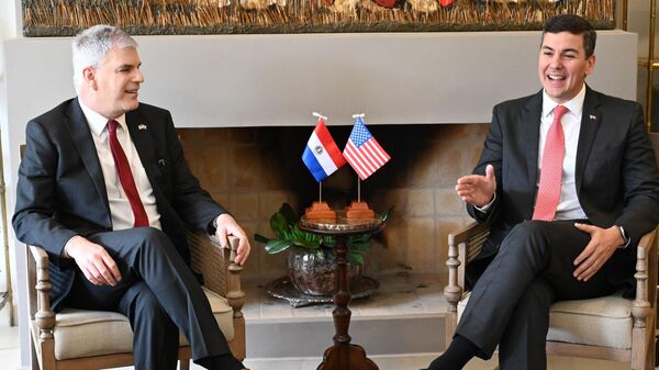El embajador estadounidense Marc Ostfield y el presidente paraguayo, Santiago Peña - Sputnik Mundo