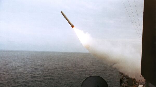 Lanzamiento de un misil estadounidense Tomahawk (imagen referencial) - Sputnik Mundo