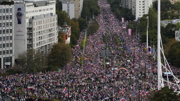 Miles de personas salen a protestar en Varsovia - Sputnik Mundo