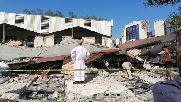 Un trabajador religioso observa el desplome de un templo en Tamaulipas mientras operan las labores de rescate. - Sputnik Mundo