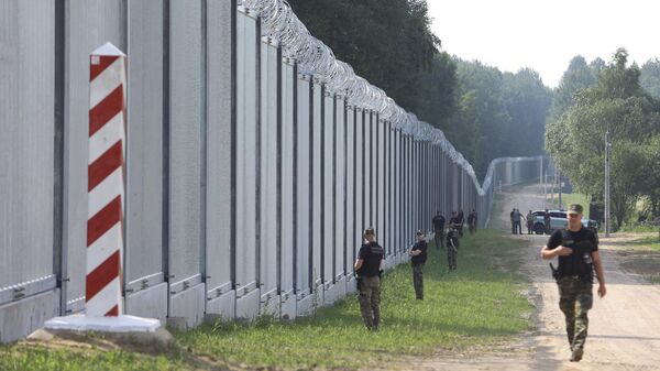 Guardias fronterizos polacos patrullan la zona de un muro metálico recién construido en la frontera entre Polonia y Bielorrusia - Sputnik Mundo