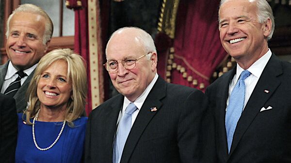 El entonces senador y vicepresidente electo de EEUU, Joe Biden, su esposa Jill y el hermano de Biden, James, posan con el vicepresidente Dick Cheney durante una ceremonia en el Capitolio, el 6 de enero de 2009 en Washington.  - Sputnik Mundo