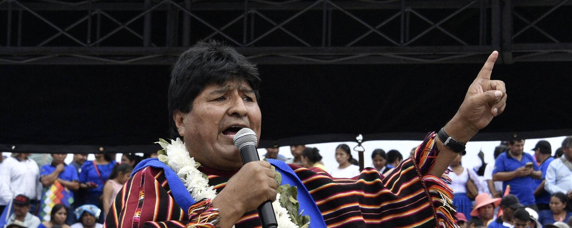 El expresidente de Bolivia (2006-2019) Evo Morales, con guirnaldas de flores y hojas de coca, pronuncia un discurso durante un acto político con motivo del 28 aniversario del partido gobernante Movimiento al Socialismo (MAS)  - Sputnik Mundo, 1920, 04.10.2023