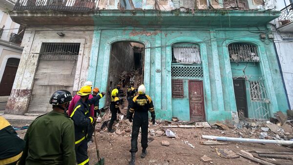 Rescatistas trabajando en un edificio de apartamentos tras su derrumbe en La Habana, Cuba. - Sputnik Mundo
