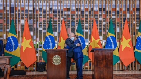 El presidente de Brasil Luiz Inácio Lula da Silva y el primer ministro vietnamita Pham Minh Chinh - Sputnik Mundo